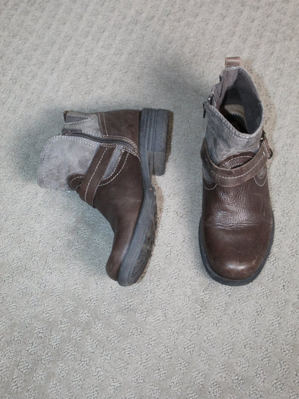 Earth Origins Size 9M Grey Brown Leather Ankle Booties